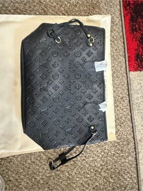 Louis Vuitton Black Monogram-Embossed neverfull
